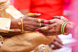 Hochzeitszeremonie im Hinduismus: Hand des Bräutigams