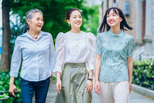 서로 다른 세대의 아시아 세 여성