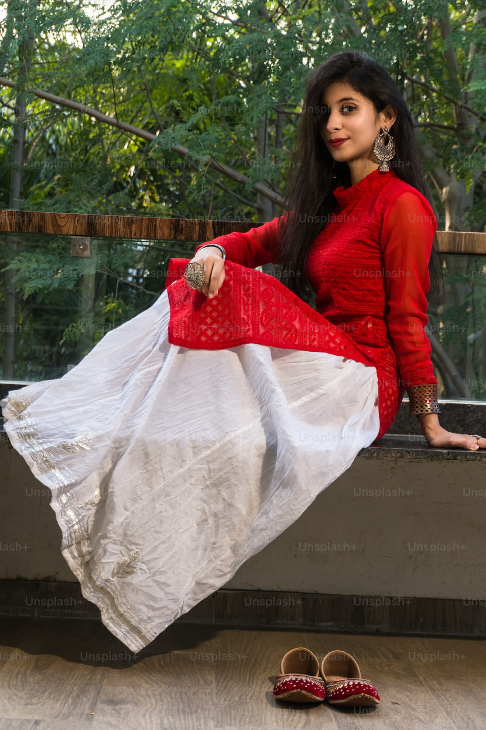 美しいインドの女の子。若いヒンズー教徒の女性モデル。伝統的なインドの赤い衣装