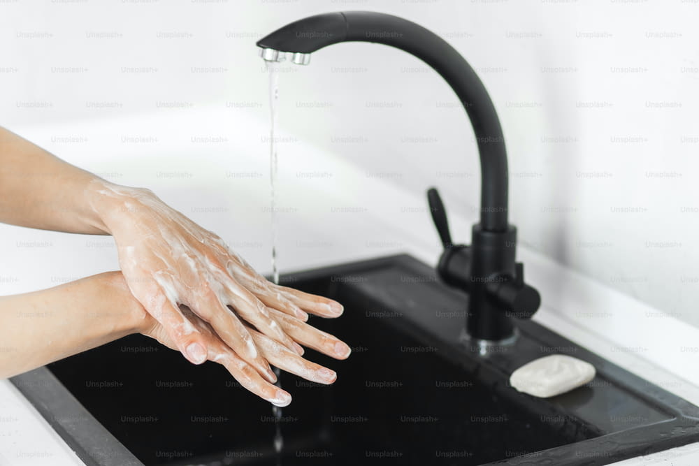 Problema do coronavírus. Higiene, lavar as mãos com sabonete antibacteriano com antisséptico. Pandemia da COVID-19.