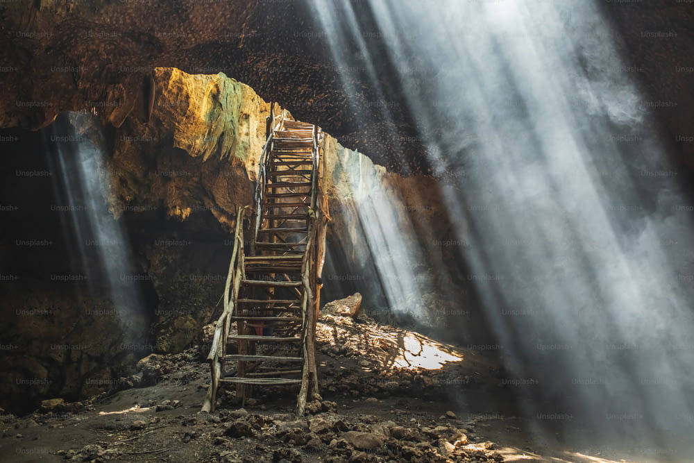 Mystique Neverland Bat Cave Lombok (Goa Buwun Prabu) Indonésie. Grotte des chauves-souris à trois rayons