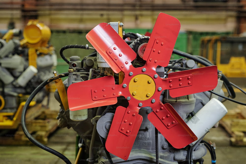 Close-up de equipamentos de máquinas metálicas com ventilador na fábrica de máquinas