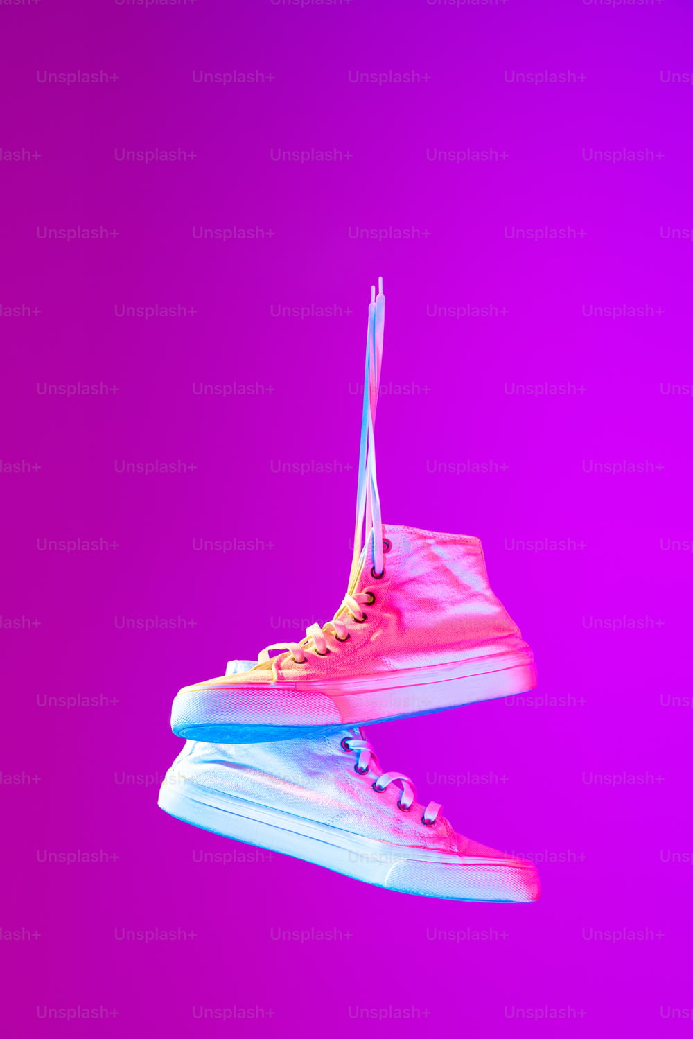 Immagine di scarpe sportive alla moda, scarpe da ginnastica isolate su sfondo al neon colorato. Città urbana moda, fitness, sport, concetto di allenamento. Copia lo spazio per annuncio, testo, design. Mockup