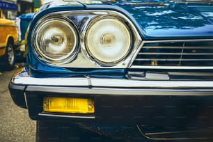 Lampe frontale de voiture ancienne - véhicules vintage style classique. Effet de filtre de couleur de film rétro.
