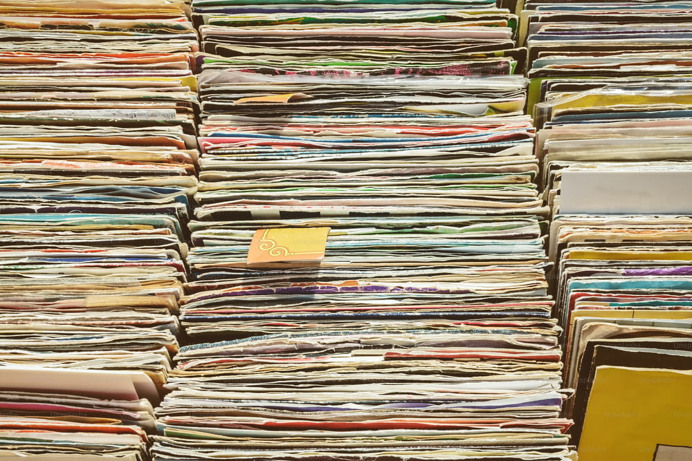 逃亡市場でのビニールターンテーブルレコード付きの箱のレトロなスタイルの画像