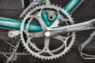 Primer plano del desviador de una bicicleta de carreras vintage setentera azul claro