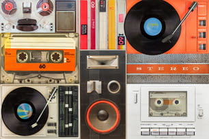 Coleção de toca-discos vintage, alto-falantes, compactas e gravadores de fita
