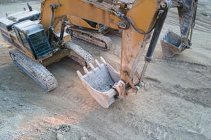 Site minier à ciel ouvert de matériaux de construction en pierre de sable avec équipement d’excavatrice pour le creusement des ressources en gravier à la carrière.