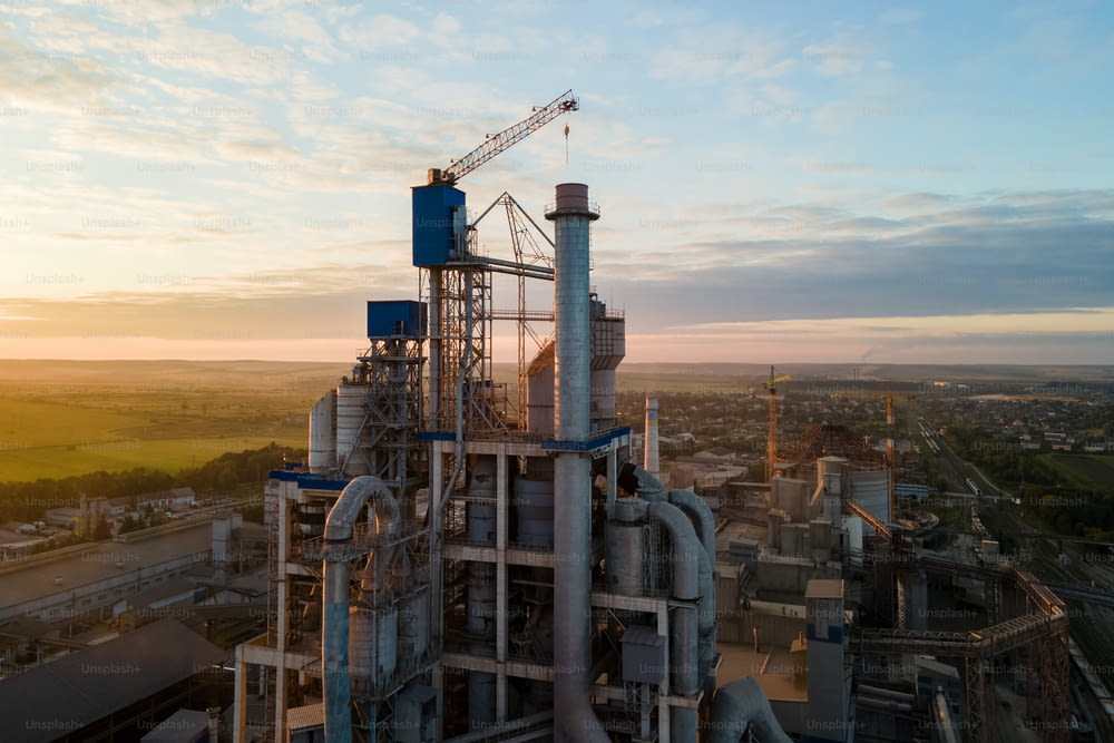 Vista aérea de la torre de la fábrica de cemento con alta estructura de planta de hormigón en el área de producción industrial. Concepto de fabricación e industria global.