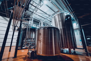 Equipamento de fabricação de cerveja artesanal em cervejaria privada.
