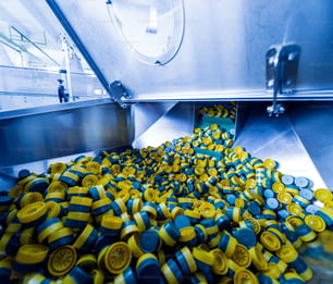 Automatische Abfüllmaschine gießt Wasser in PET-Plastikflaschen. Brauproduktion. Industrieller Hintergrund. Corck-Maschine