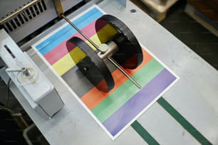 Vue de dessus de la machine d’impression industrielle avec feuille de test couleur, espace de copie