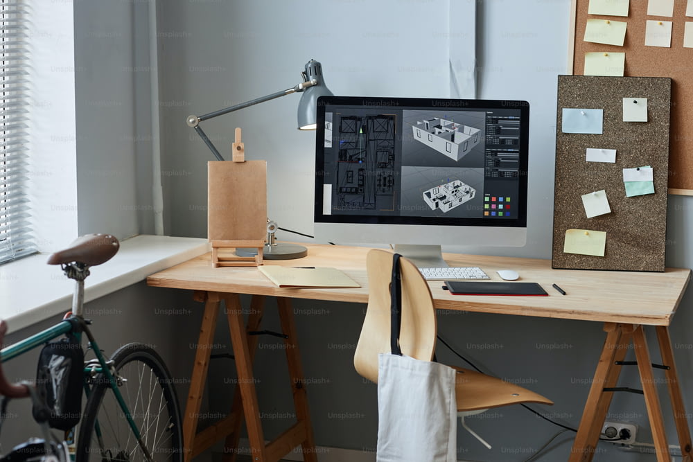 Imagem de fundo do computador com modelo de casa 3D no local de trabalho do escritório em casa, espaço de cópia