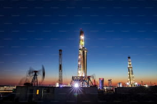 Campo de petróleo, na noite de derrick campo petrolífero