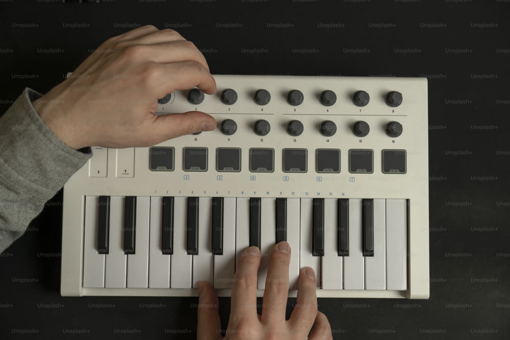 une personne jouant d’un clavier avec ses mains