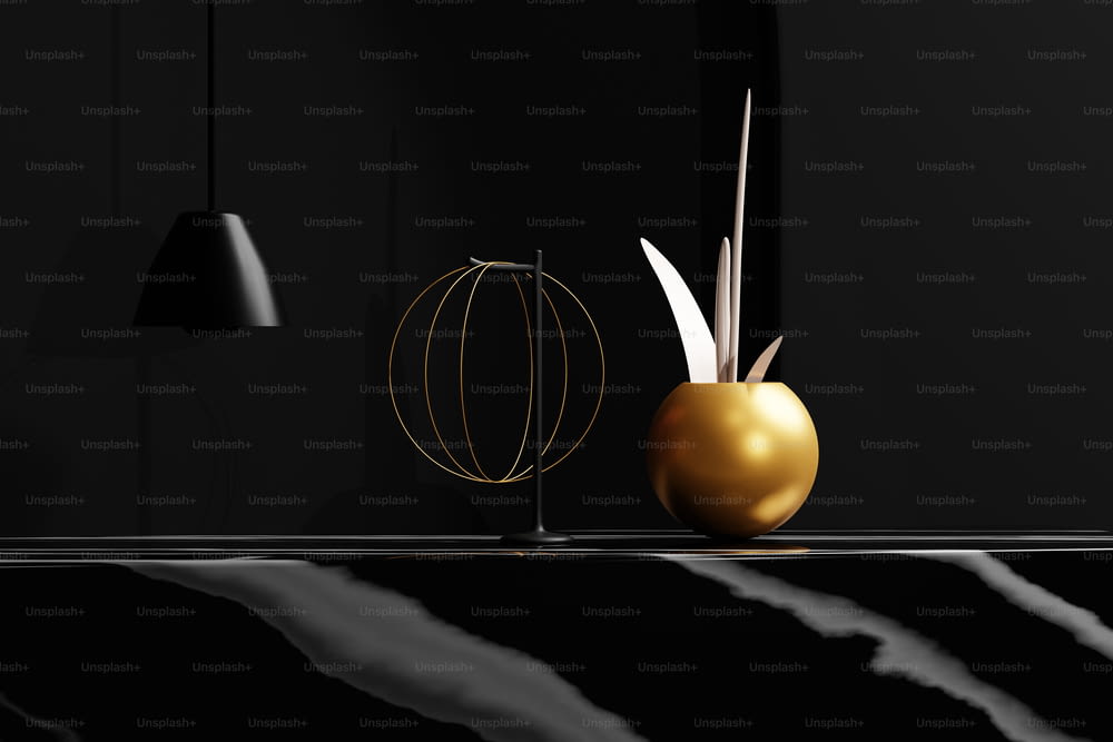 ein schwarzer Tisch mit einer goldenen Vase und einer schwarzen Lampe