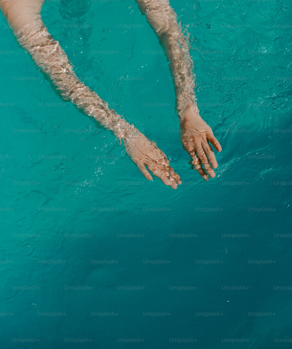 une personne flottant dans l’eau sur une planche de surf