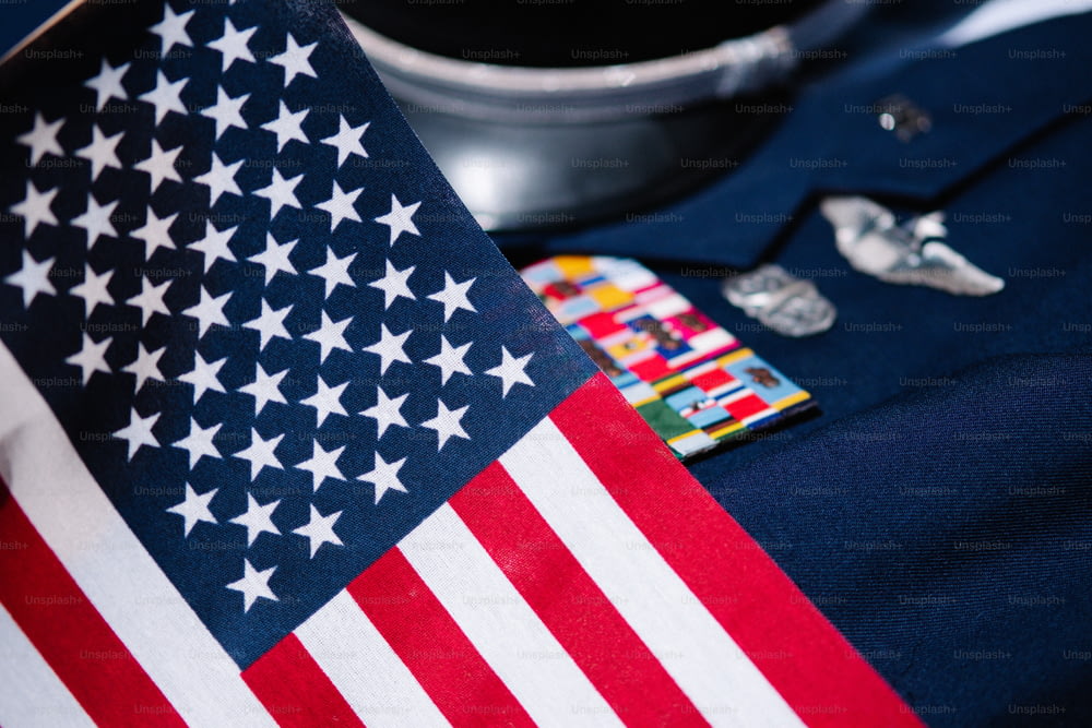 um close up de uma bandeira americana em um uniforme
