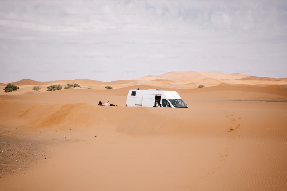 砂漠の真ん中にバンが駐車されています