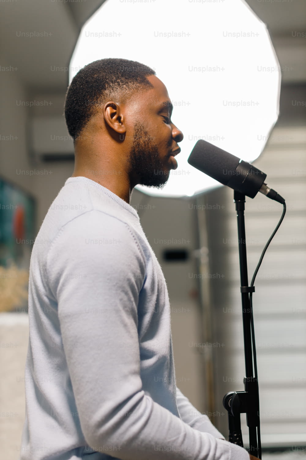 um homem em pé na frente de um microfone