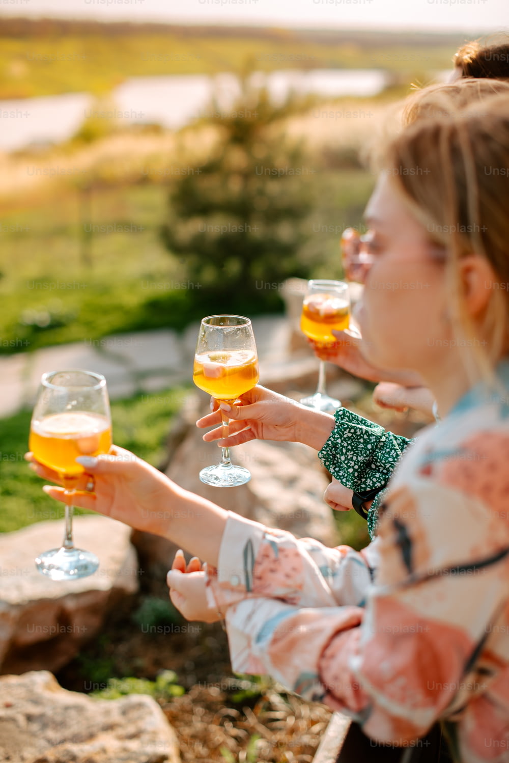 Un grupo de mujeres brindando con copas de vino