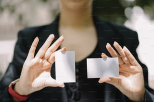 uma mulher com dois cartões nas mãos