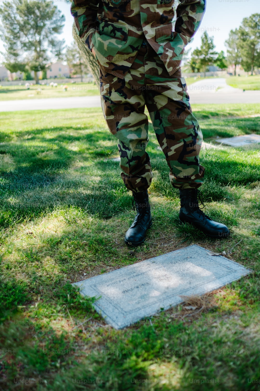 Un homme en uniforme militaire debout dans l’herbe