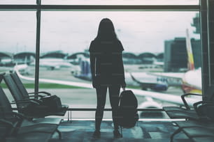 Una donna viaggiatrice con lo zaino all'aeroporto