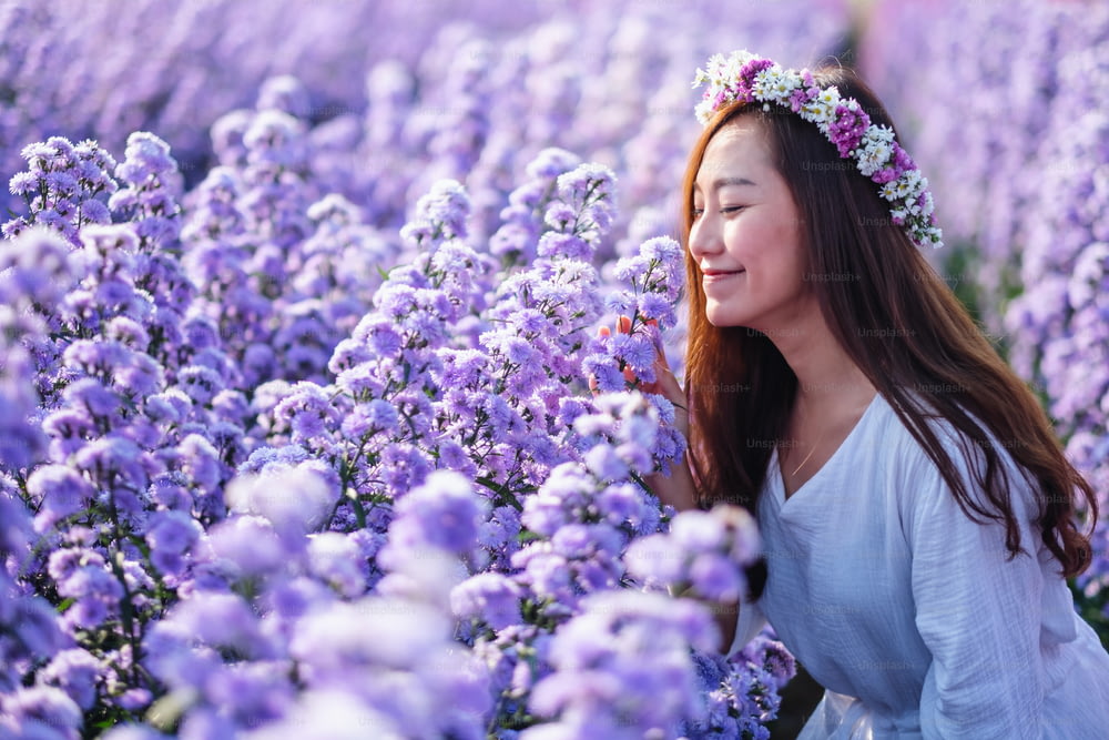 Imagem do retrato de uma mulher asiática em um campo de flor bonito de Margaret