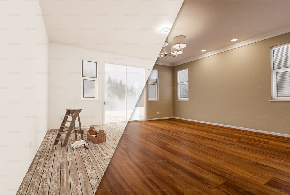 Camera grezza grezza e recentemente ristrutturata della casa prima e dopo con pavimenti in legno, modanature, vernice marrone chiaro e plafoniere.