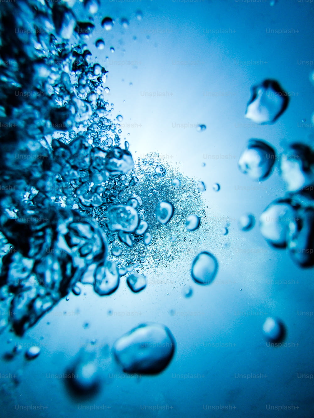 un primo piano di bolle d'acqua su una superficie blu
