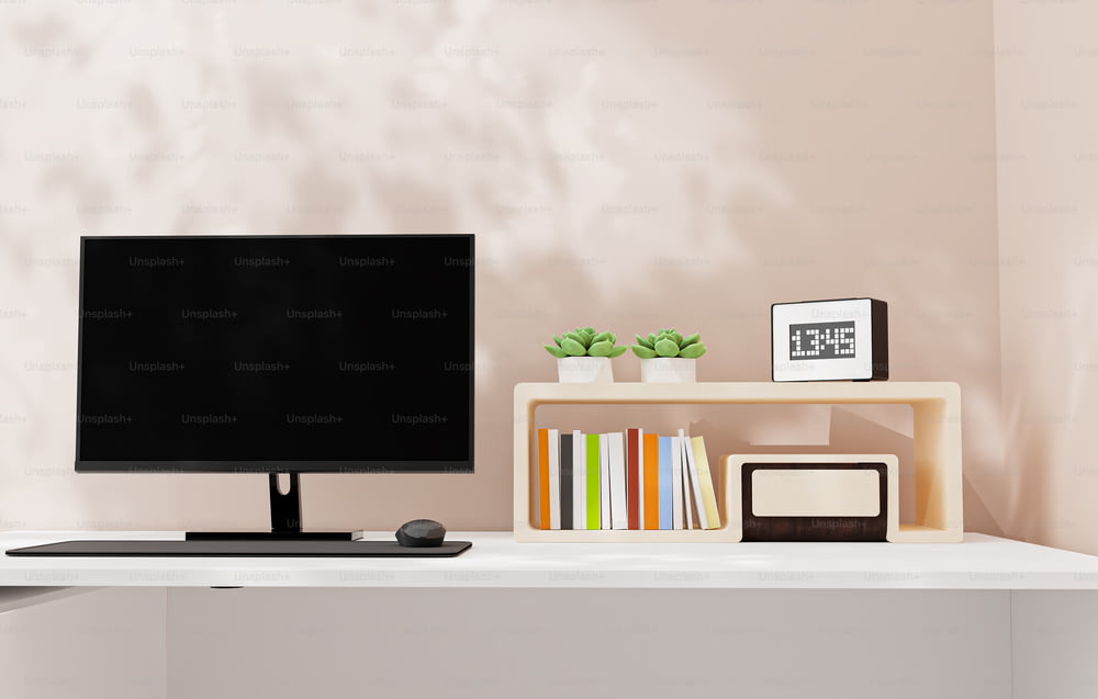 uma TV de tela plana sentada em cima de uma mesa branca