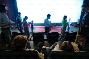un gruppo di persone in piedi davanti a uno schermo di proiezione
