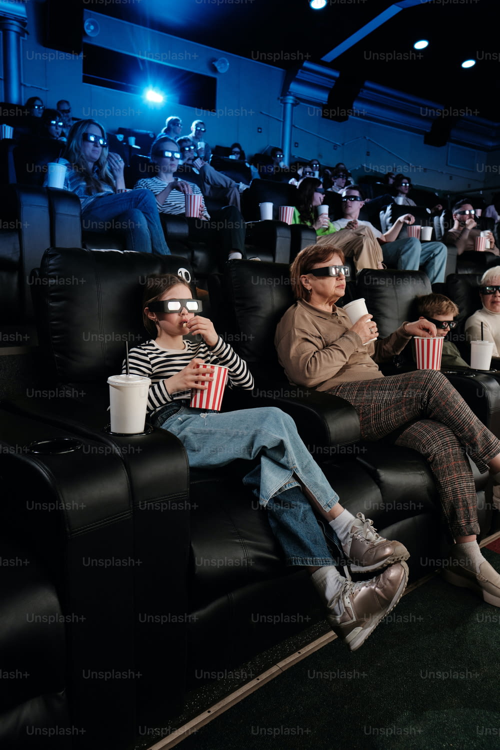 영화관에 앉아 있는 한 무리의 사람들