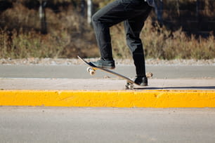 道路脇でスケートボードに乗る男