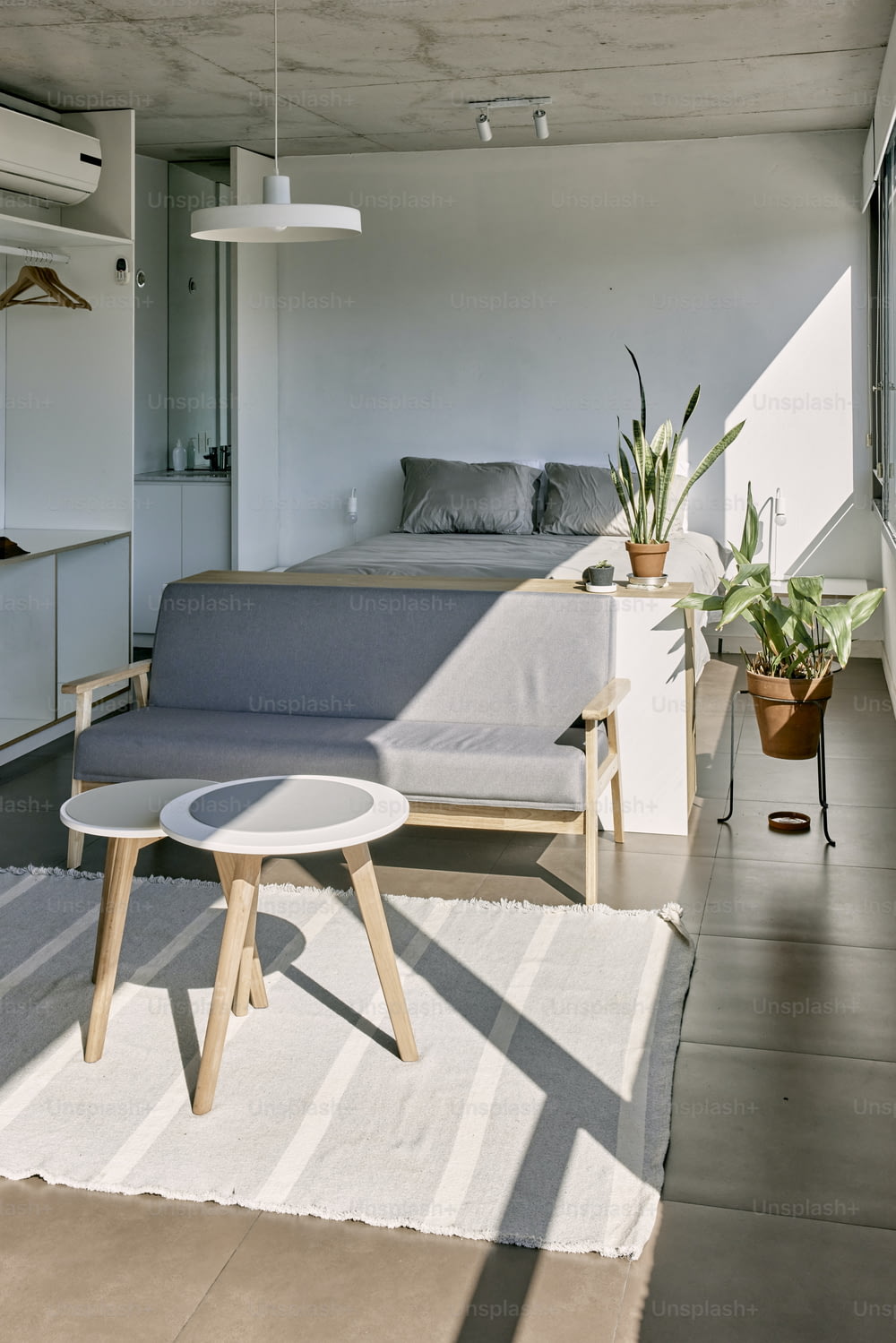 ein Wohnzimmer mit einer Couch und einem Tisch