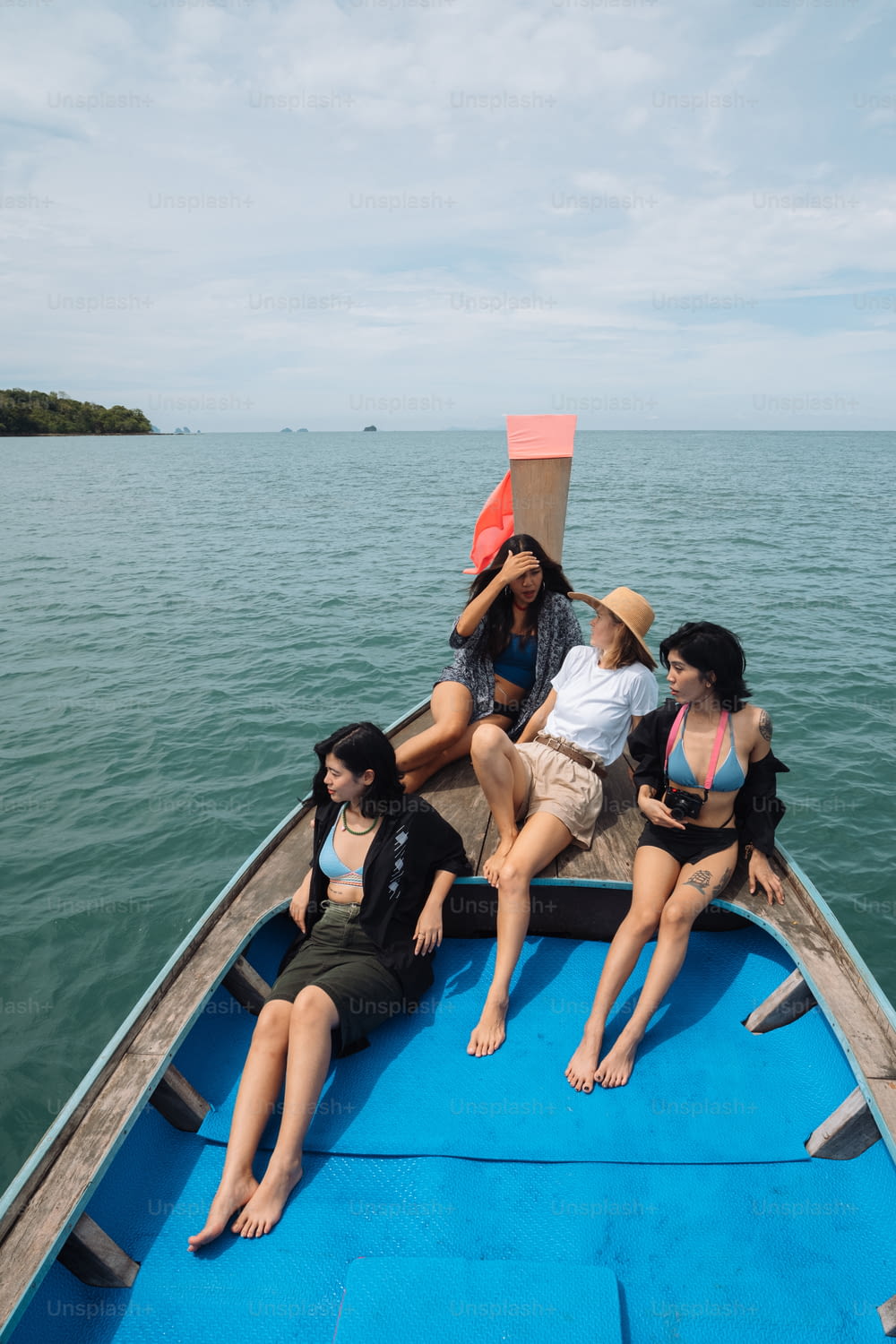 um grupo de mulheres sentadas na parte de trás de um barco