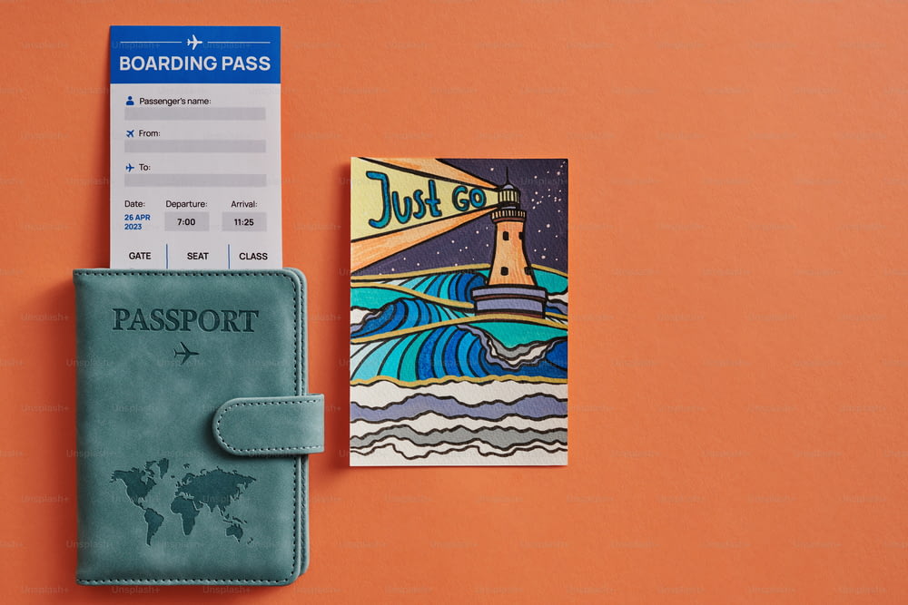 um passaporte e um cartão de embarque em um fundo laranja