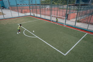 um casal de crianças jogando uma partida de futebol