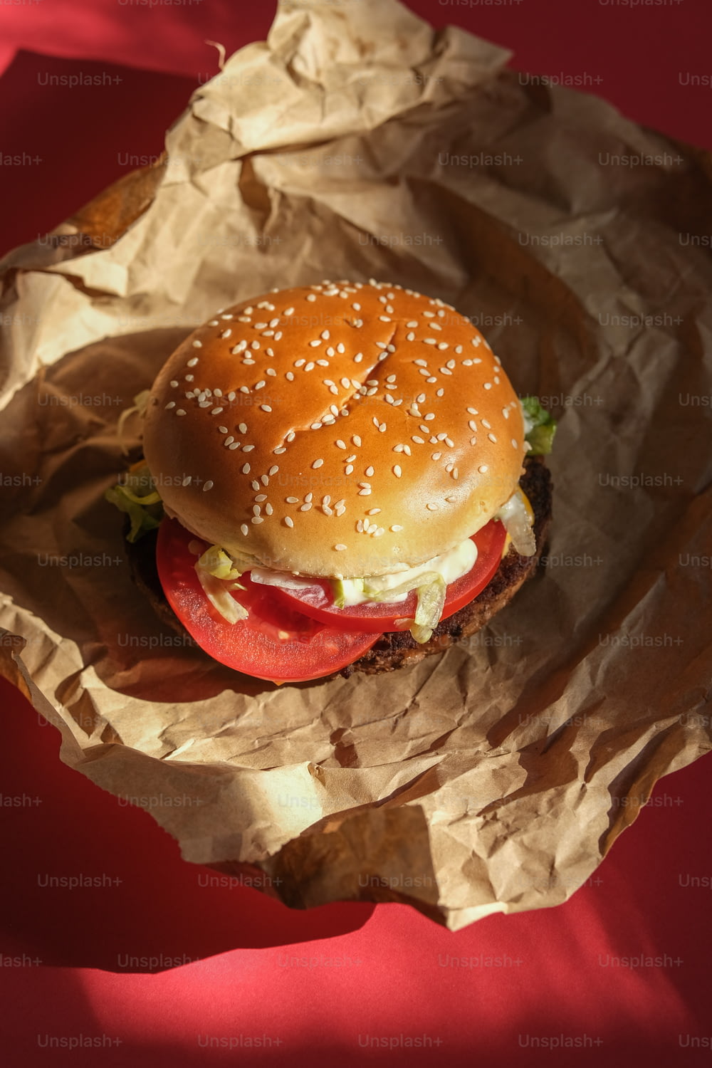 un hamburger posé sur un morceau de papier ciré