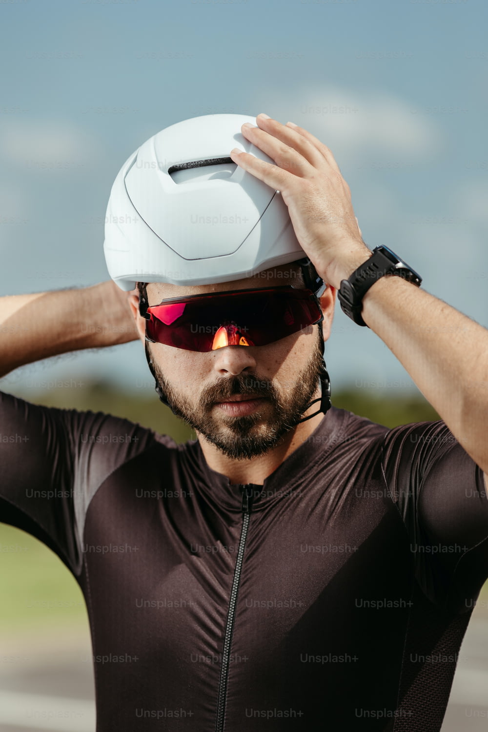 um homem com capacete e óculos escuros na cabeça