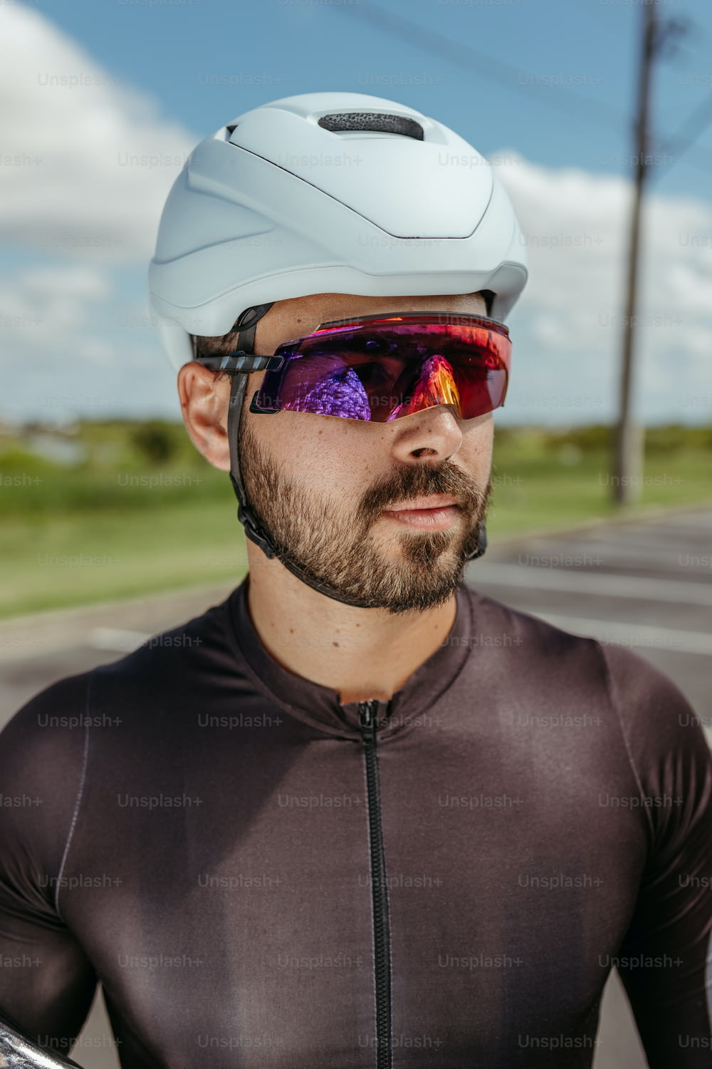 um homem usando capacete e óculos escuros enquanto andava de bicicleta