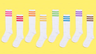 Cinq paires de chaussettes blanches à rayures multicolores
