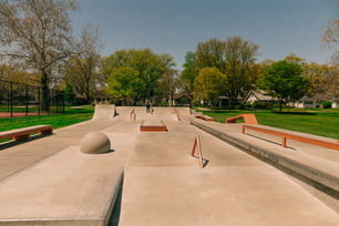 Un grupo de rampas para patinetas en un parque