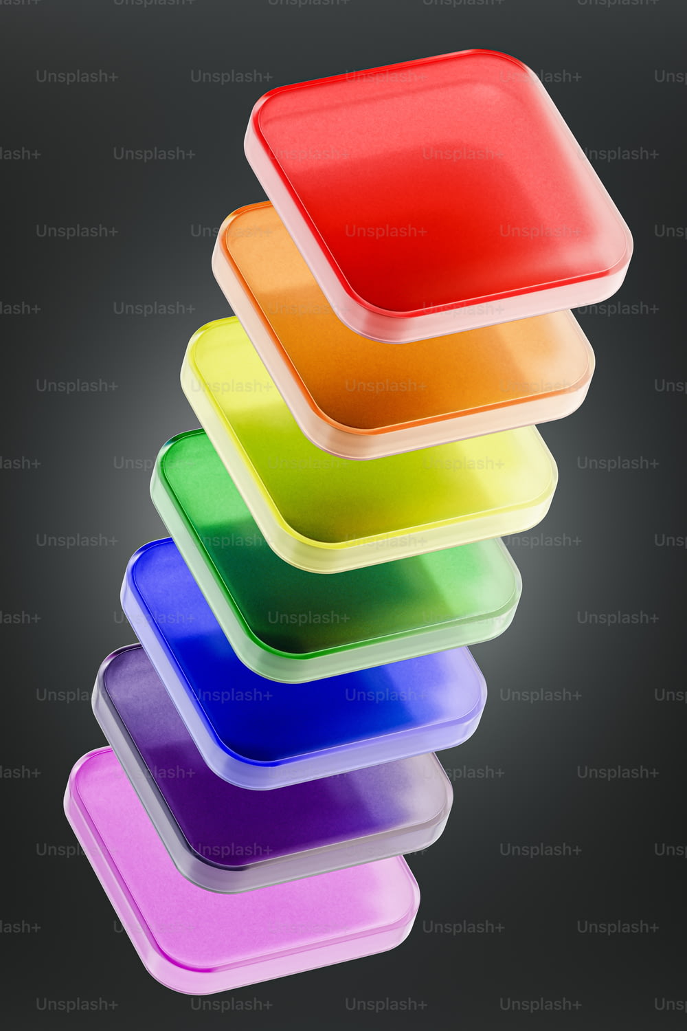 Una pila di piatti di plastica colorati su uno sfondo nero