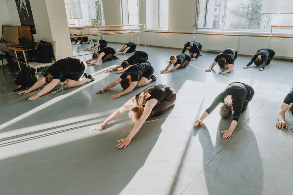 un groupe de personnes faisant du yoga dans une pièce
