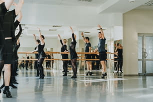 un groupe de personnes dans un cours de danse