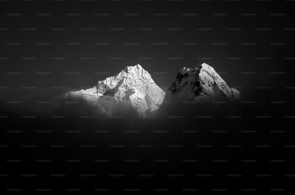 산맥의 흑백 사진