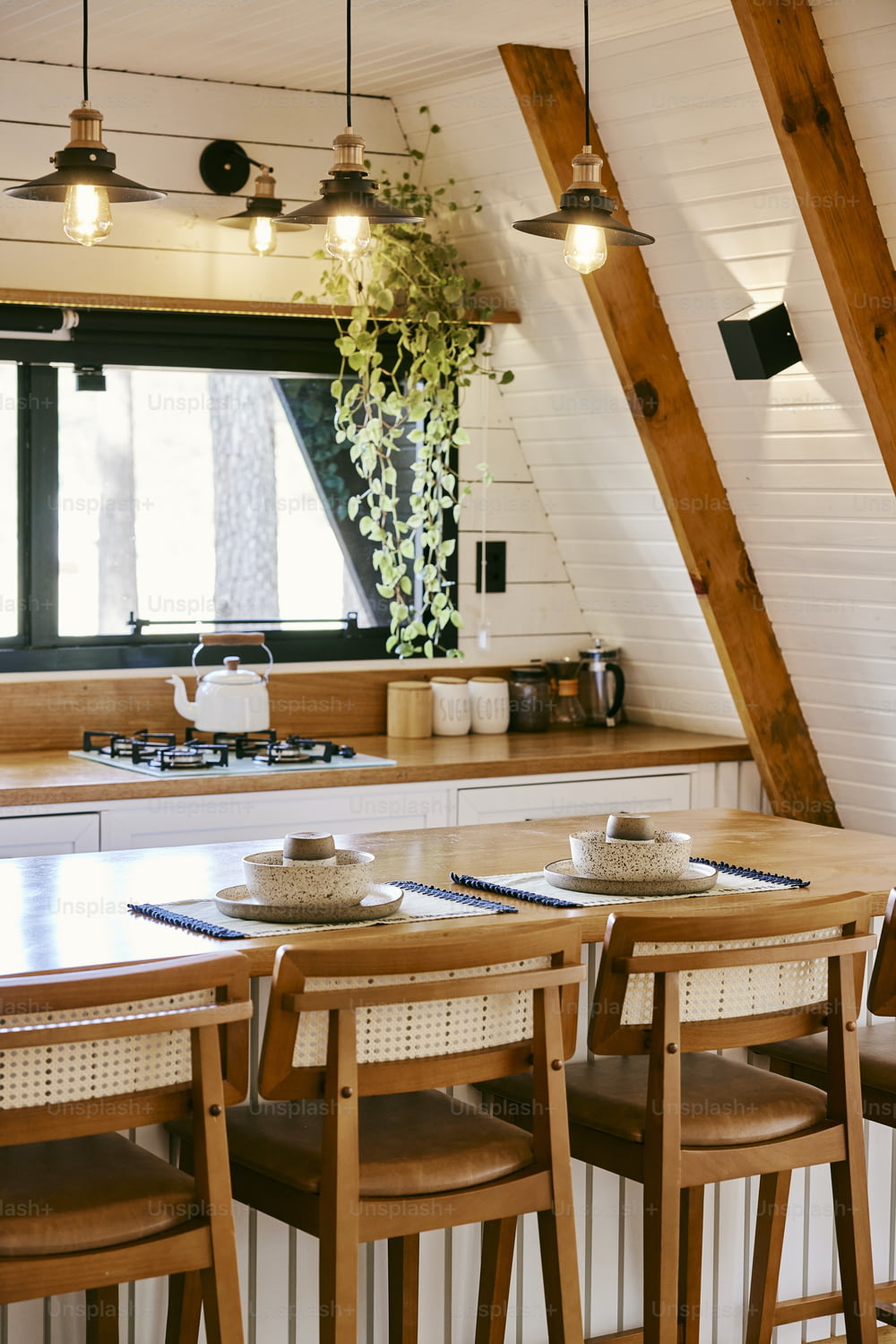 uma cozinha com uma mesa de madeira e cadeiras