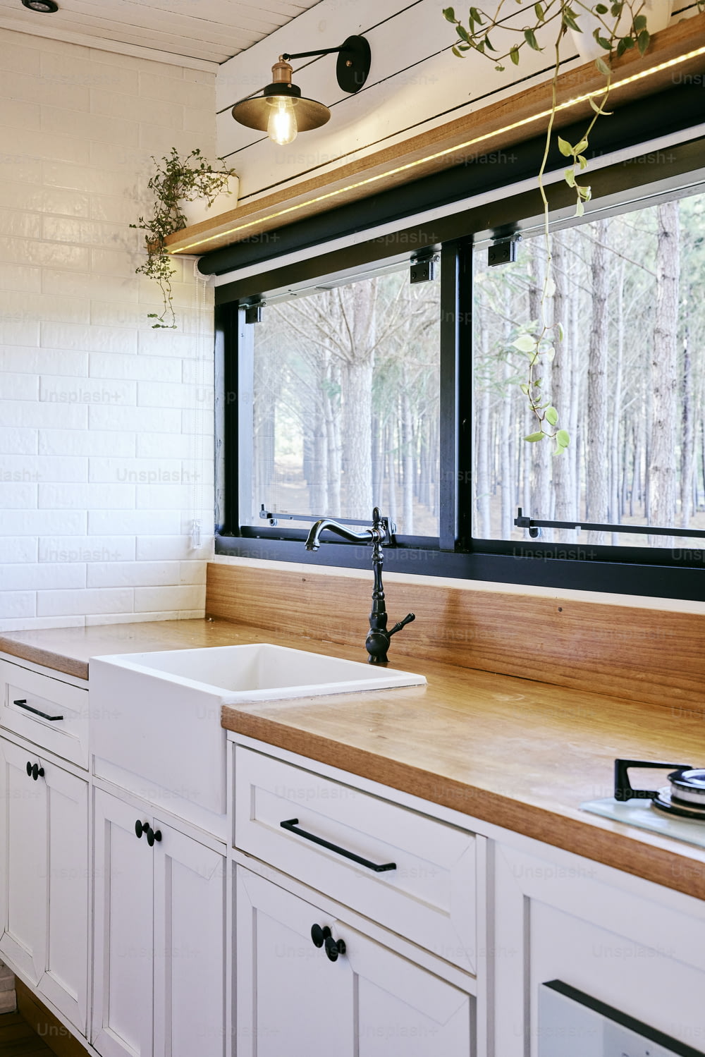 una cucina con lavello e finestra